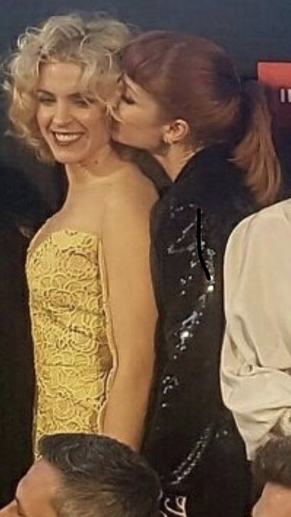 lauespos's tweet photo. Se palpa el cariño en el aire 💛 @Najwa_Nimri @maggiecivantos https://t.co/cCG60sp4lz