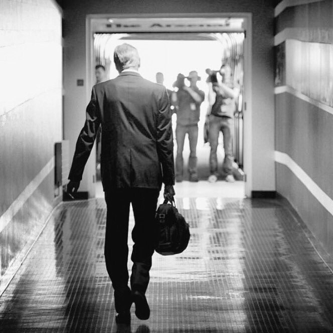 Gooners_Report's tweet photo. Para official club Arsenal menangis, pemain merasa shock, Özil sebelumnya telah memiliki janji untuk interview dengan beIN SPORTS, namun hal itu ditunda karena para pemain diperintahkan untuk berkumpul di London Colney, pagi tadi. [@MrArsenicTM via beIN SPORTS] https://t.co/Nd2qWGvi4X