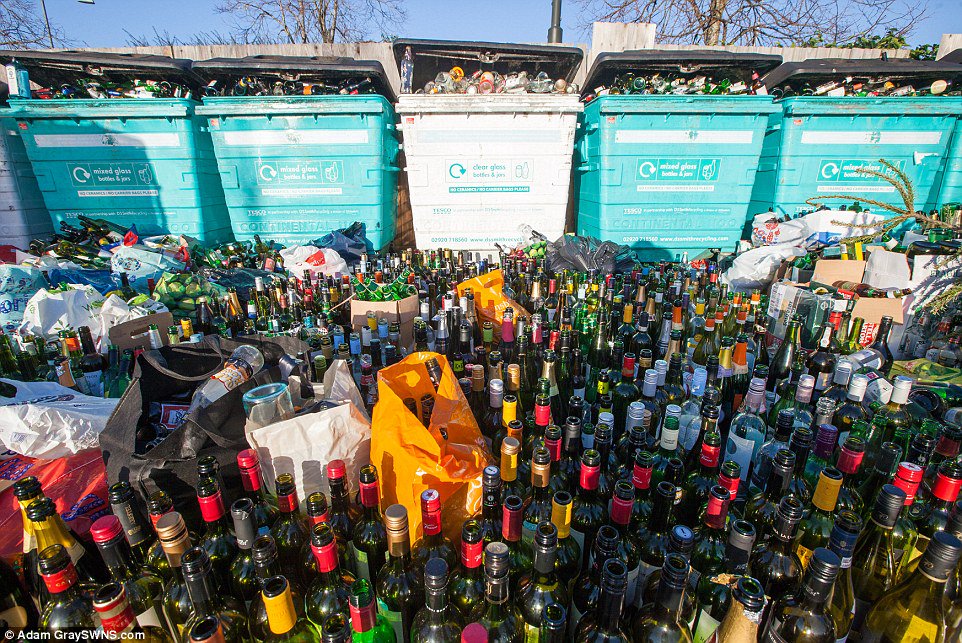 rdcaviation's tweet photo. FAKE NEWS ??!!?? @manairport reports smashing their 2030 recycling targets thanks to this mornings lounge visit by team @rdcaviation on their way to @routesonline show in Bilboa. #TeamGoals #RoutesEurope #RDCAPEX #SolvingAviationProblems https://t.co/U7MypwcBVI
