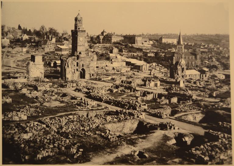 [MUSEUM WEEK ]
Jour 2, dédié aux villes. Ici Vire en 1948. Photographie issue des collections du <a href="/MuseedeVire/">Musée de Vire</a> - CC @PijEpndeVire <a href="/OuestFrance14/">Ouest-France 14</a> #reconstruction #Normandie #cityMW
