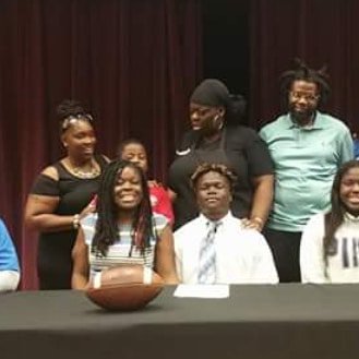 1k__zy's tweet photo. It's official, Thank you Lord without you I wouldn't be here. Thanks to everyone for your support🙏🏿 big thanks. ‼️ @coachrun_shoot @NCCLionsFTBL @jamelramsay @RecruitGeorgia #stillgrindtime #doo #golions #nassaucc Zeus‼️ let's work 💪🏿 https://t.co/rH4cEF7JaS