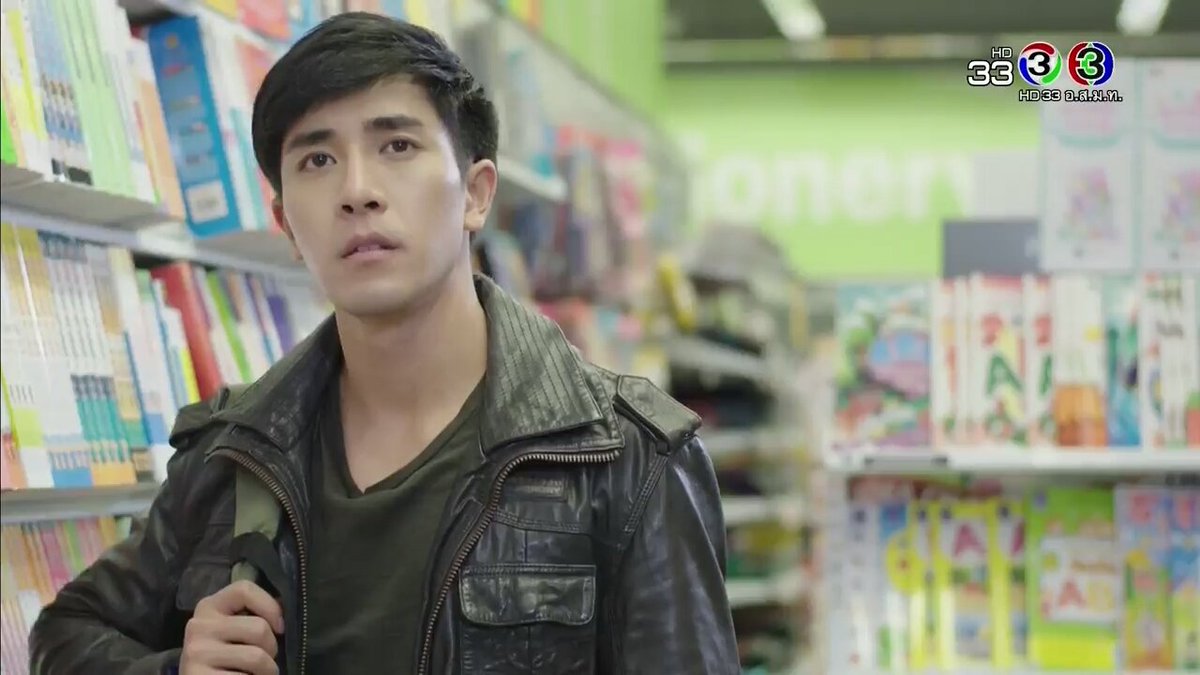 PloyPanny's tweet photo. เห้ย เห้ย เห้ยยย หนังสือภาษาอังกฤษสื��อรักนี่หว่าา แต่ข้าวฟ่างบอกว่าไร้สาระ แต่สายตาของพี่พายุมันยังไงๆ อยู่นะ รอดูต่อซิ ว่าพี่เค้าจะทำอะไร โอ้ย มดขึ้นร้านหนังสือก็งานนี้แหละ #ทีมพายุ #MisterMermanแฟนฉันเป็นเงือก https://t.co/36fXHlGk9a