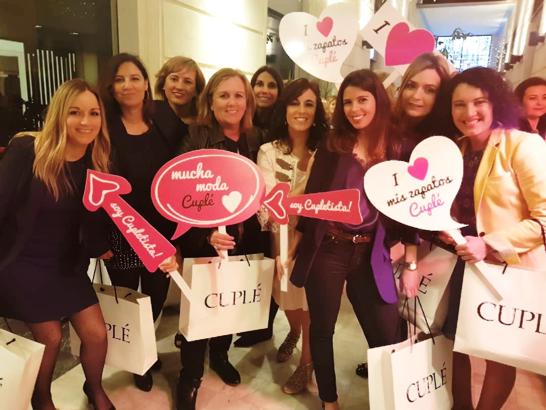 Margaviaja's tweet photo. Me encantan los bolsos que ha diseñado Cuplé para el evento que se celebró ayer en Alicante,en el hotel Hospes Amérigo, con un fin solidario. @Cuple https://t.co/DImZ2NvlEU