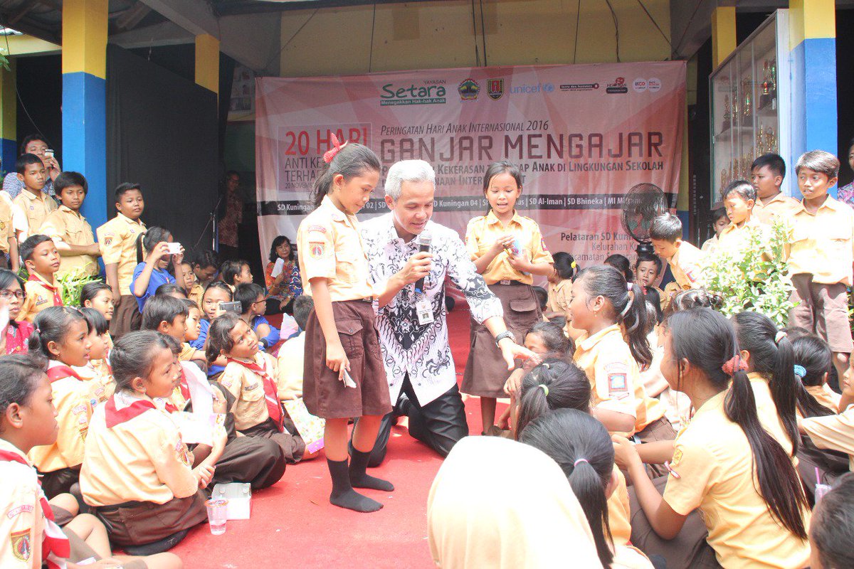 abdulsholeh_p's tweet photo. Calon gubernur yang sangat merakyat . Keramahan @ganjarpranowo dengan siswa siswi sekolah dasar 

#KamiGanjarYasin 
#KandangBant3ng https://t.co/EfhrvsYo22