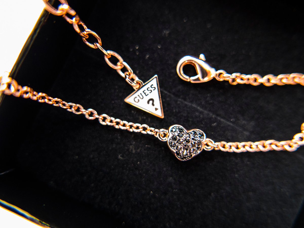 AzOrasHu's tweet photo. Eredetileg Facebookra lőttük ezt a képet, de ide kerül ki először... Elég menő #ékszer kínálatunk van GUESS, MICHAEL KORS, POLICE, stb stb fronton! 🌞🌞🌞 https://t.co/ex7hfRfLIS https://t.co/AEZRMZ4sve
