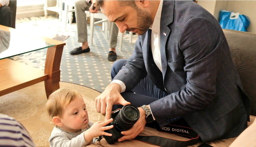 Doğu Guta'daki saldırılarda annesini kaybeden ve yüzünden ağır yara alan Kasım bebeğin tedavisine ilişkin bilgi almak üzere <a href="/TurkKizilayi/">Kızılay</a> Genel Müdür Yardımcısı @aalperkucuk aileyi ziyaret etti, @Toplumerkezleri
çalışanları ile Kasım bebeğe hediyeler verdi. 
#birdokunusbinhayat