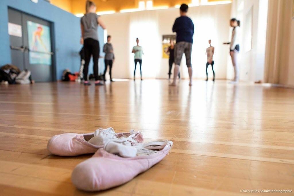 Il 5 maggio dalle 10.30 alle 19.30 in diversi luoghi del #Ticino si svolge #PORTEAPERTE, dimostrazioni di scuole e studi di #danza che aprono le loro porte al pubblico per offrire un corso, far conoscere la propria attività e stimolare a provarsi in un passo di danza.