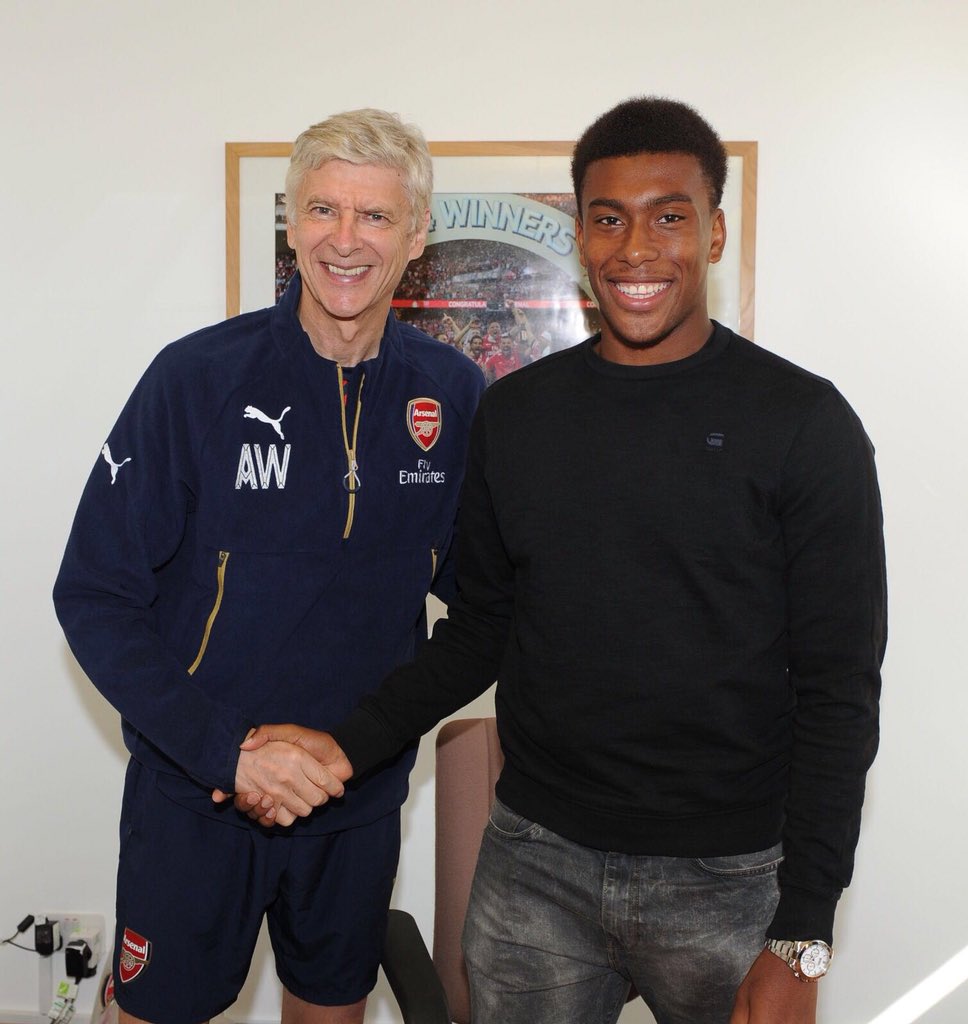 alexiwobi's tweet photo. For Everything You’ve Done For Arsenal Football Club, For Trusting Me As A Teenager, For Giving Me The Opportunity To Express Myself And Grow Both As A Footballer And As A Person, I Will Forever Be Grateful To You Boss. Thank You So Much! ❤ https://t.co/4QiECh6PUY
