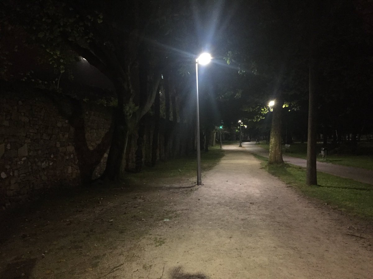 AytoAviles's tweet photo. Aquí os mostramos primeras pruebas de luz de las nuevas luminarias de la pista deportiva del Parque Ferrera. Se aprecia mayor intensidad de alumbrado y mejor distribución de la luz en la pista. Siguen las obras!! Muchas gracias por la colaboración @Yes_We_Run #Chanwas https://t.co/LXJkPCbKWa