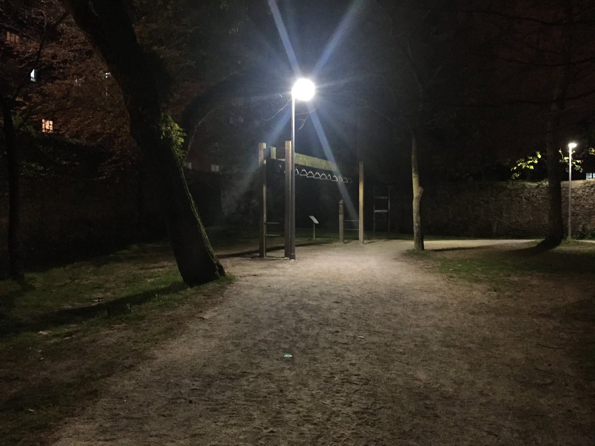 AytoAviles's tweet photo. Aquí os mostramos primeras pruebas de luz de las nuevas luminarias de la pista deportiva del Parque Ferrera. Se aprecia mayor intensidad de alumbrado y mejor distribución de la luz en la pista. Siguen las obras!! Muchas gracias por la colaboración @Yes_We_Run #Chanwas https://t.co/LXJkPCbKWa