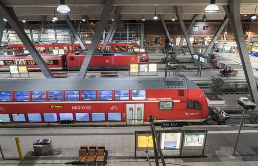Stellwerkstörung: Bahnverkehr ab #Kiel massiv eingeschränkt ebx.sh/2HQjWAM https://t.co/T1f1HwtrRh