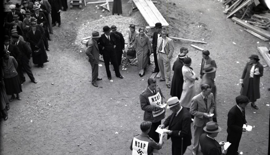 Valdagen år 1936, nazister delar ut valsedlar utanför Handelsinstitutet i Kalmar. Det är inte ens hundra år sedan. Försöker tänka på detta när extremhögern mobiliserar idag, och inför #val2018. ”Not to act is to act”.