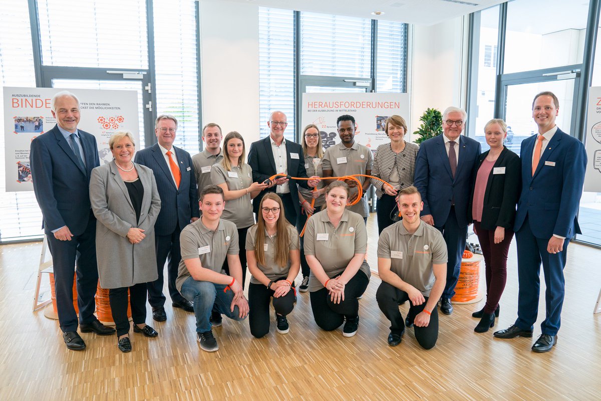 lapp_group_'s tweet photo. Gestern haben uns #Bundespräsident Frank-Walter Steinmeier und seine Frau Elke Büdenbender besucht, um sich über die Praxis und die Herausforderungen der betrieblichen Ausbildung zu informieren.  

 #lapp #lappgroup #steinmeier #beruflichebildung #ausbildung https://t.co/4JPUMs4VJP