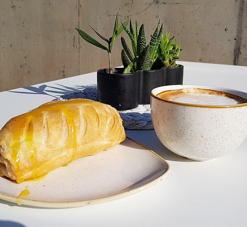 VdeliciousDeli's tweet photo. Banana Rolls- whole ripe banana wrapped in pastry served hot with a nice cuppa coffee π₯π₯
215 Ponsford Street
London
E9 6JU
.
.
.
#veganfoodsare #vegan #bakedpastries #plantbase #whatveganseat #happyvegan #vdelicious #vdeli #delicious #nutritious #crueltyfree #coffeetime #tea https://t.co/spVrOVr7kz