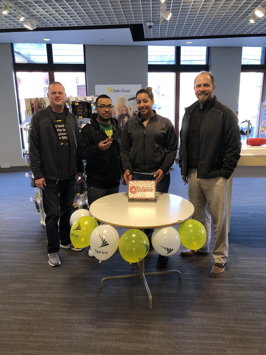 HighlandsSprint's tweet photo. @jbarne30 @MartyHayes11 @mark_nachman @tracySprint ready to kick off the weekend #justforyou #Highlands #SprintSaturday #Sprint https://t.co/drlKNEjJW2