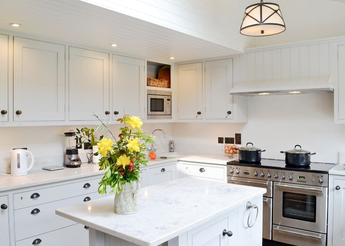 LandfordStone's tweet photo. Have you ever wondered how good our #Teltos Carrara #Quartz #worktops might look in a bright and neutral kitchen.. here's your answer! ๐
#FridayFoodForThought #SpringKitchen ๐ท https://t.co/HIFJjSSSbT