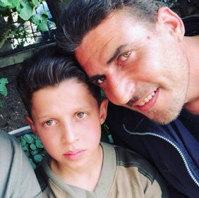 BaharKimyongur's tweet photo. L’histoire se répète.
À Alep, le petit Omran Daqneesh et son papa,victimes collatérales des combats,avaient refusé de servir une campagne internationale contre leur pays. 
À Douma,le petit Hasan Diab et son papa, victimes de l’attaque du 7 avril, nient avoir été gazés par l’armée https://t.co/pWS1wmNN5a