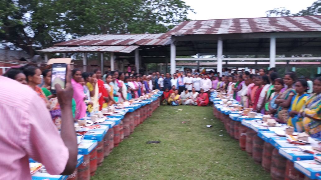 borahbimal76's tweet photo. Observed UJJALA Divash under #Gram Swaraj Abhiyan by giving honour to the Women @BJP4India @BJP4Assam https://t.co/uh2JGrLR8O