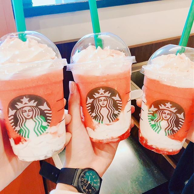nacky_k829's tweet photo. 🍓🍓🍓
頭使った後は甘いもの欲しくなるね。
いつしかに飲んだ時の。
#starbucks #strovery #frappucino #japan #memories #sweets https://t.co/kNiZrgg4ef https://t.co/Cj1DqtUZsg
