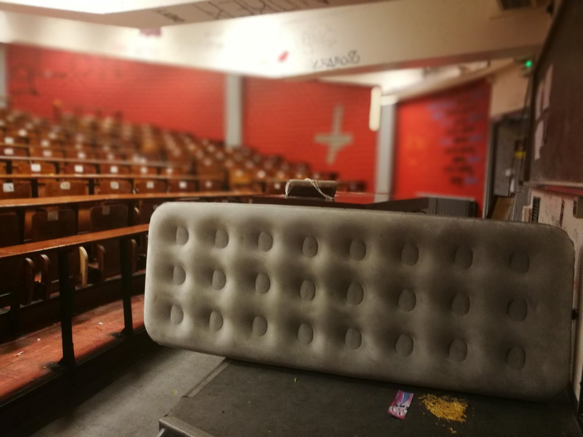 wallybordas's tweet photo. Les photos incroyables du site de Tolbiac après l’évacuation des étudiants https://t.co/Te14EiQSNb via @Figaro_Etudiant #Tolbiac https://t.co/yUbLmUspCL