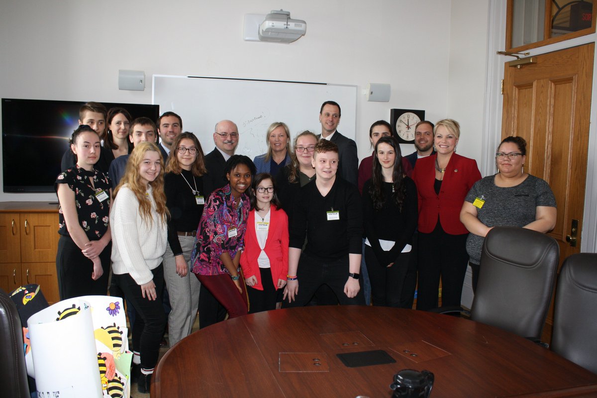 FMFitzBack's tweet photo. Rencontre entre @Isamelancon, quelques députés et 12 jeunes ambassadrices et ambassadeurs du mouvement des Établissements verts Brundtland EVB-CSQ. 8000 souhaits pour un monde meilleur leur ont été remis ! https://t.co/JLUYIrbHfS