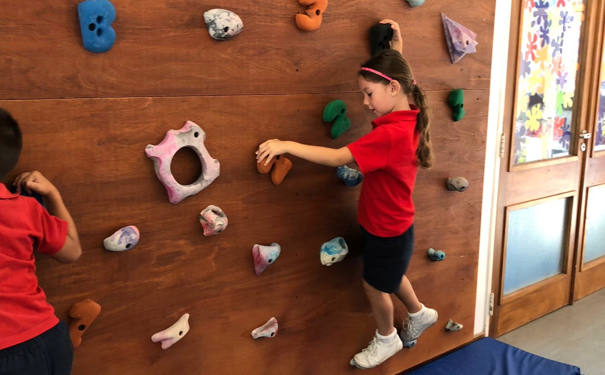 ¡Nuestros alumnos Kinder están descubriendo la palestra en las clases de Psicomotricidad!

De esta manera nos proponemos estimular la resolución de situaciones motrices que implican una participación significativa de la percepción, decisión y ejecución.