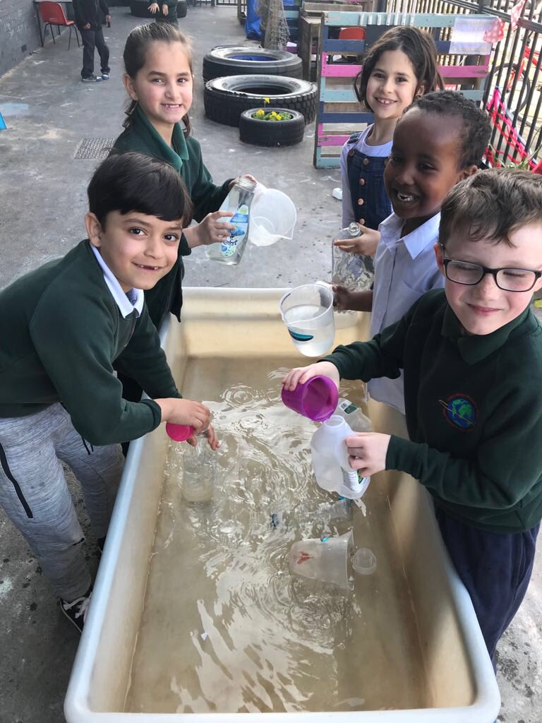 Comet_class's tweet photo. Learning about capacity and developing our measuring skills in the sunshine. #outermaths @BenBigMaths https://t.co/3lIrjp3lw4