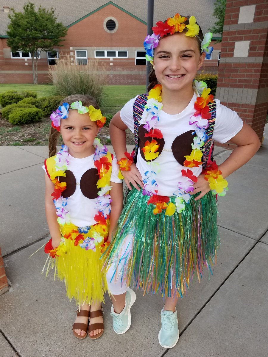 Jennifer000397's tweet photo. Beautiful girls on Luau Day!  #misdproud #LBE20 #leadlovelearn #misdproud @Longbranch_Elem https://t.co/sCAkuiWvMS