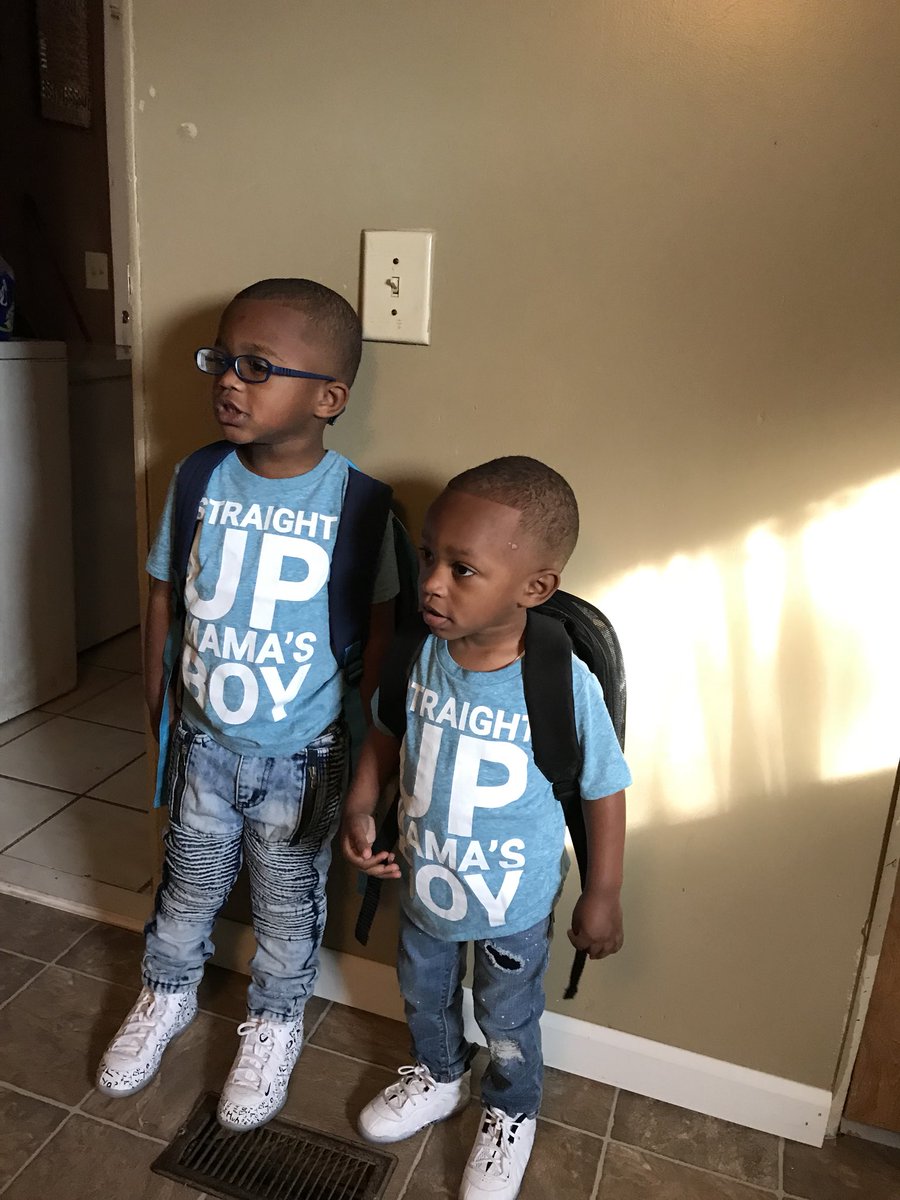 _thatbombaxxRO's tweet image. #SchoolFlow📚✏️ #StraightUpMamasBoy💙😊 #TheseBoysSooFreakingHandsome😊😏