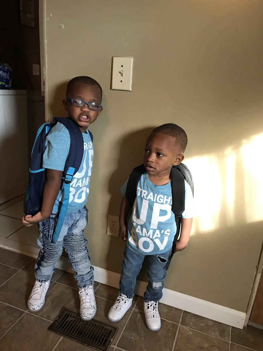 _thatbombaxxRO's tweet image. #SchoolFlow📚✏️ #StraightUpMamasBoy💙😊 #TheseBoysSooFreakingHandsome😊😏