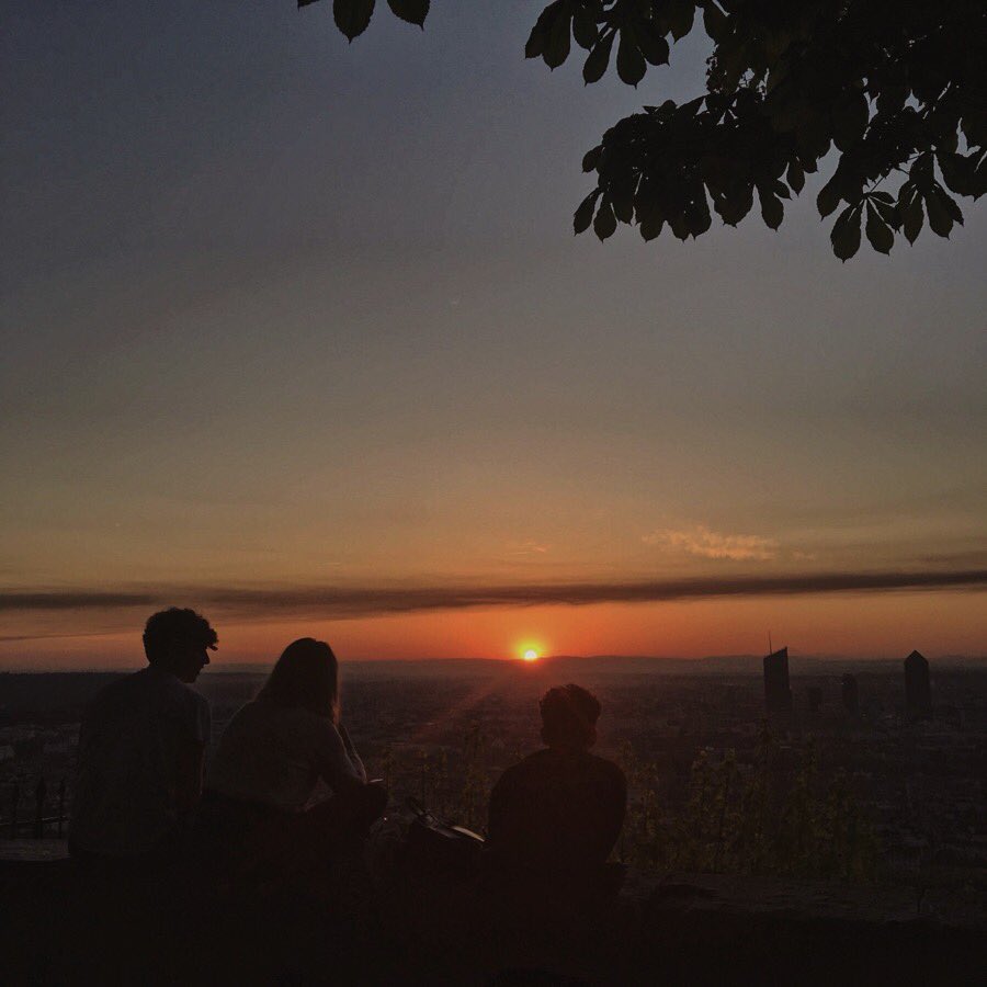 soulhandcuffed's tweet photo. 6:55, lève du soleil sur Lyon, la plus belle chose au monde 🔅 https://t.co/ndgcI6hXFR