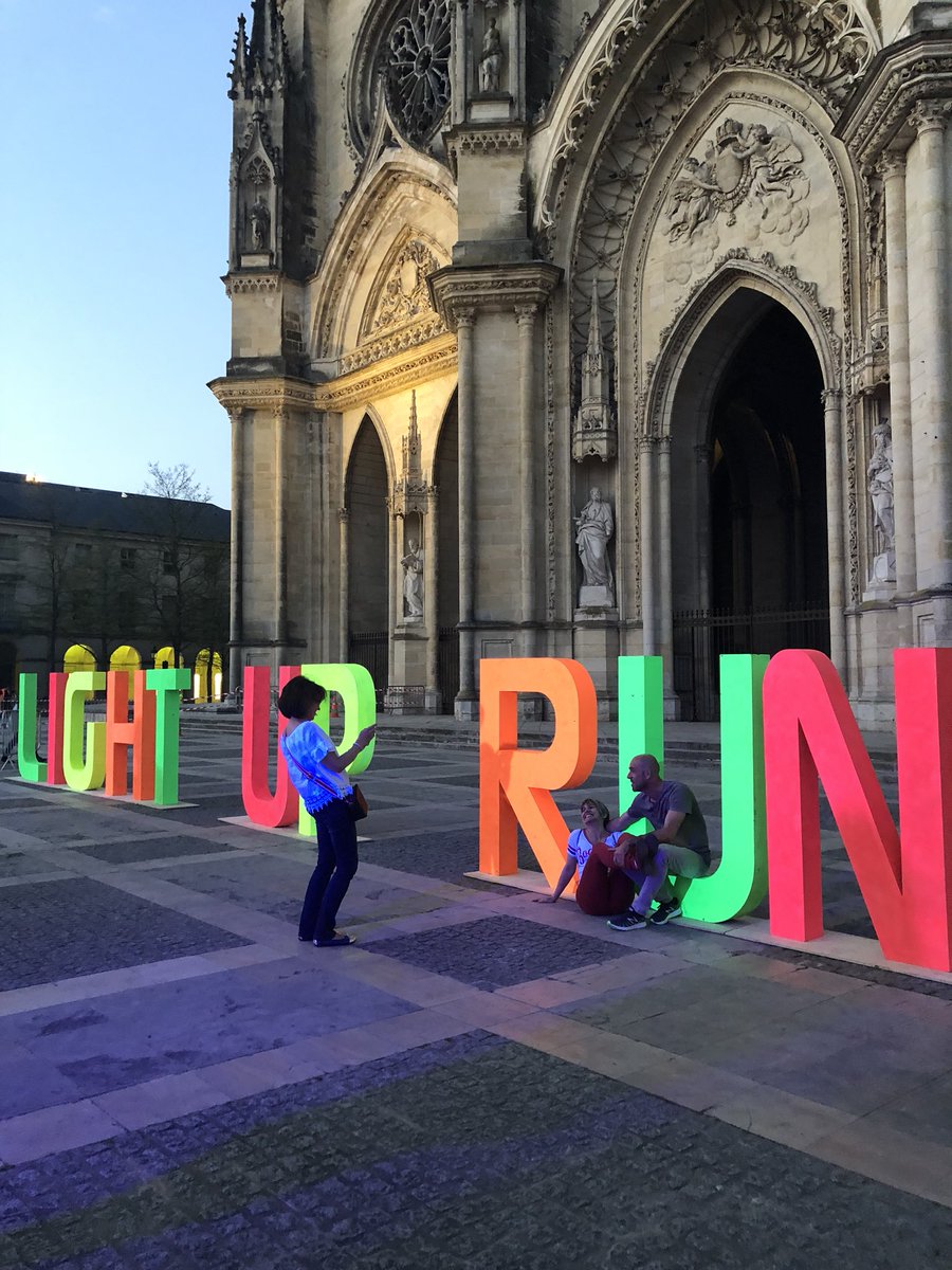 Light_Up_Run's tweet image. RDV à la cathédrale d’Orleans pour les lettres géantes fluo ! #LUR2018 @Light_Up_Run