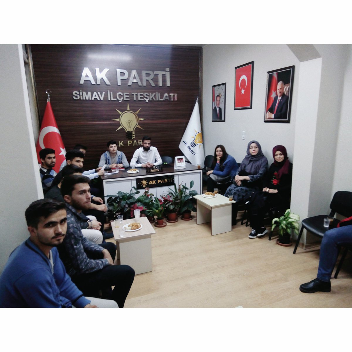 SimavUniak's tweet photo. Vizeler Sonrası İlk Haftalık Olagan Toplantıyı Ceyhun Şen Başkanlığında Gerçekleştirdik. Yurtlar Başkanımız Yunus Bekmez ve Tanıtım Medya Başkanımız Osman Vural 'ın Hazırlamış Olduğu "24 Haziran Erken Seçimi" ile ilgili Sunum yapıldı. https://t.co/H9tNiNUlLZ