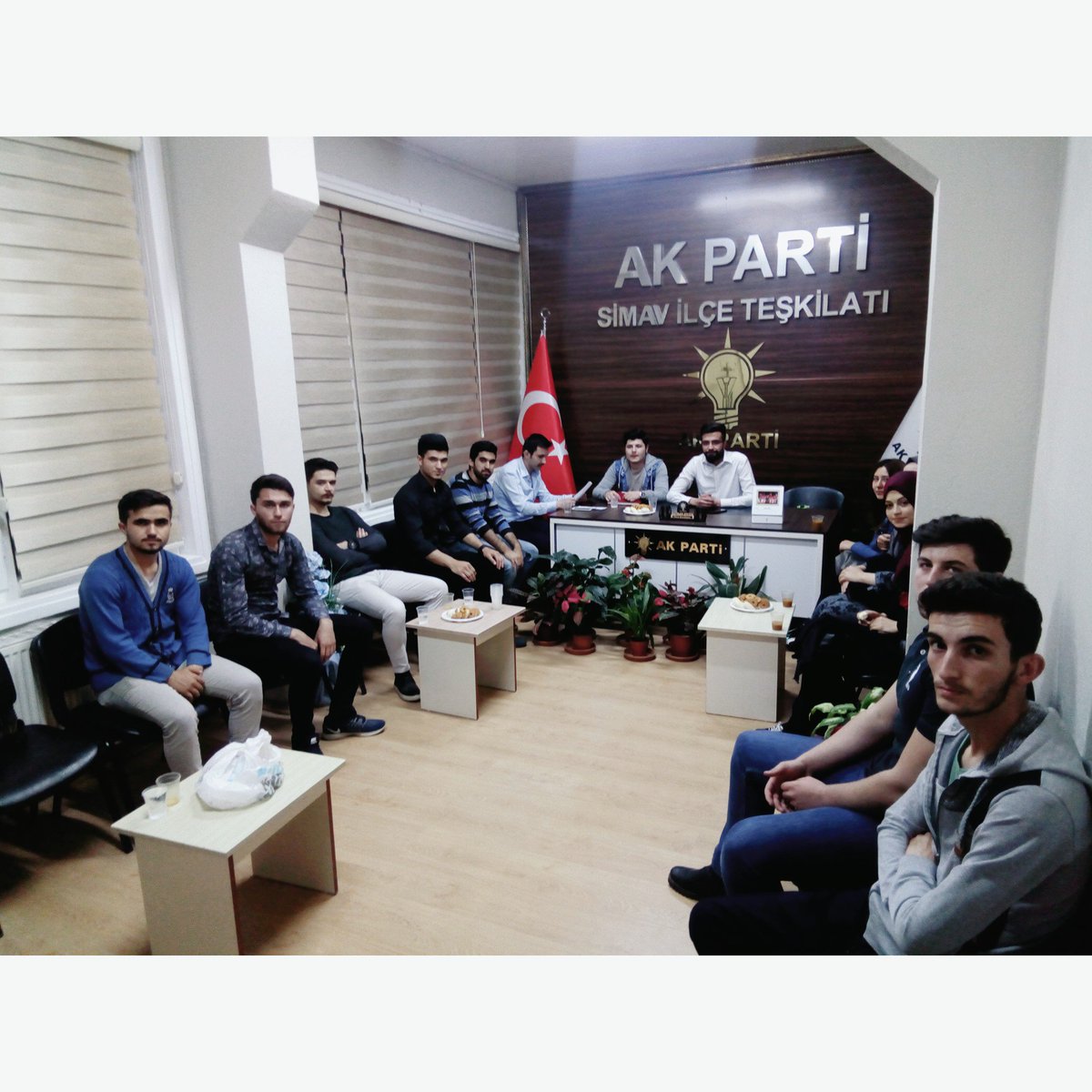 SimavUniak's tweet photo. Vizeler Sonrası İlk Haftalık Olagan Toplantıyı Ceyhun Şen Başkanlığında Gerçekleştirdik. Yurtlar Başkanımız Yunus Bekmez ve Tanıtım Medya Başkanımız Osman Vural 'ın Hazırlamış Olduğu "24 Haziran Erken Seçimi" ile ilgili Sunum yapıldı. https://t.co/H9tNiNUlLZ