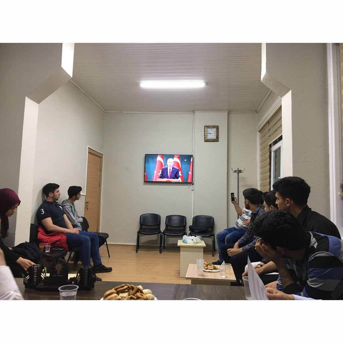 Vizeler Sonrası İlk Haftalık Olagan Toplantıyı Ceyhun Şen Başkanlığında Gerçekleştirdik. Yurtlar Başkanımız Yunus Bekmez ve Tanıtım Medya Başkanımız Osman Vural 'ın Hazırlamış Olduğu "24 Haziran Erken Seçimi" ile ilgili Sunum yapıldı.