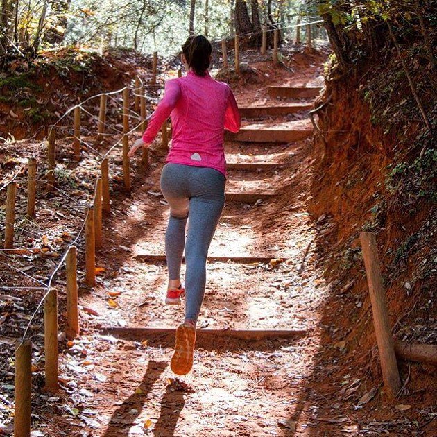 RunnersLand's tweet image. Stairs
•
#Photo @mtn.charlotte
•
Musculairement parlant j'ai cru que j'allais devoir rentrer les cuisses sous le bras ce soir 🏃🗻😂 La séance de fractionné du mardi soir avant la séance de trail c'est pas jojo! Heureusement que j'ai un club de foliiiie, et puis faut dire c…
