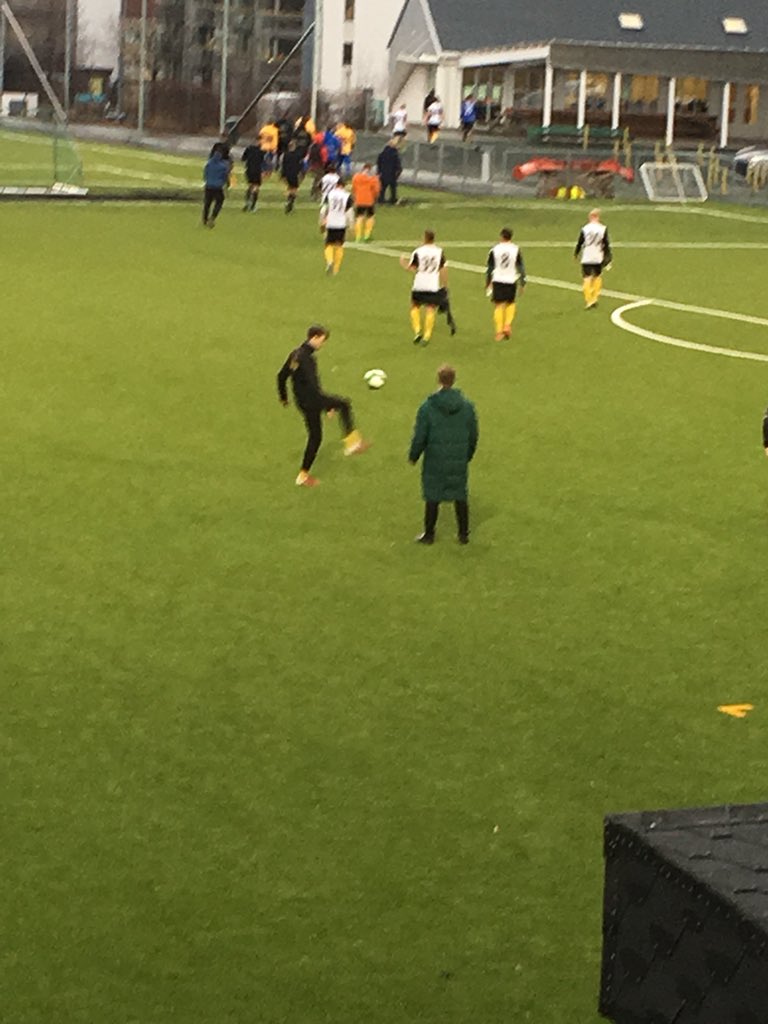 2-2 til pause og «mitt kjøkken ruler»-Ingvar varmer opp i en slags sovepose #breddefotball