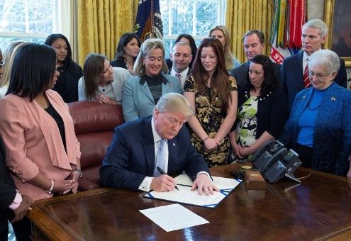 teleSURtv's tweet photo. Gobierno de #EEUU facilitará venta de armas en el exterior →  https://t.co/eWy9Na7Yps

"El hecho es, que nuestros socios aliados quieren comprar productos estadounidenses", declaró el asesor comercial de la Casa Blanca, Peter Navarro https://t.co/fzSZBFxage