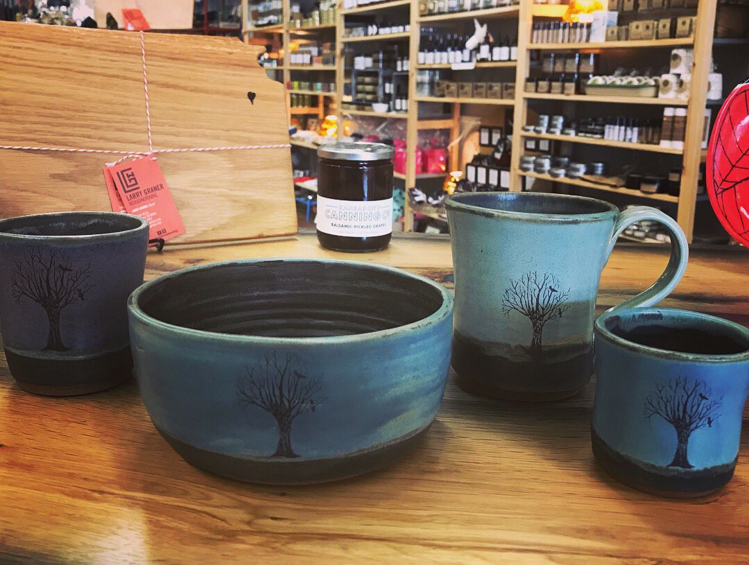 Essential_Goods's tweet image. Melanie Harvey Pottery delivered a beautiful new patch of pottery! #melanieharveypottery #pottery #tree #chicken #bike #drums #cat #shoplocal #madeinkansas #essentialgoods #bowl #mug #ramekin #tumbler #downtownlawrence #unmistakablylawrence #explorelawrence #lfk
