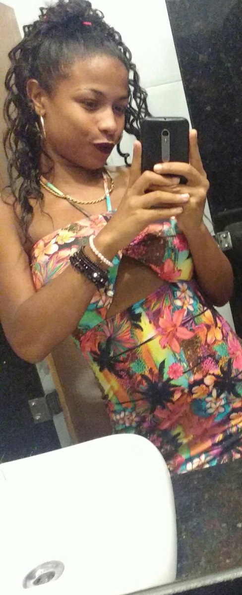 Crissx_C's tweet photo. +1 estranha pro #Top10dagaiola 😜😂💃 https://t.co/PbJS97u55E
