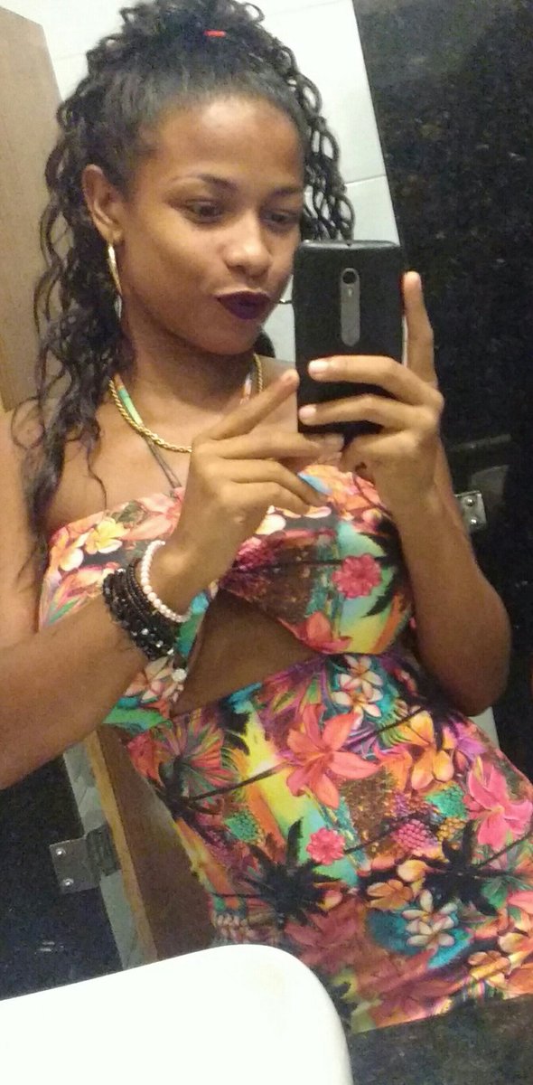 Crissx_C's tweet photo. +1 estranha pro #Top10dagaiola 😜😂💃 https://t.co/PbJS97u55E