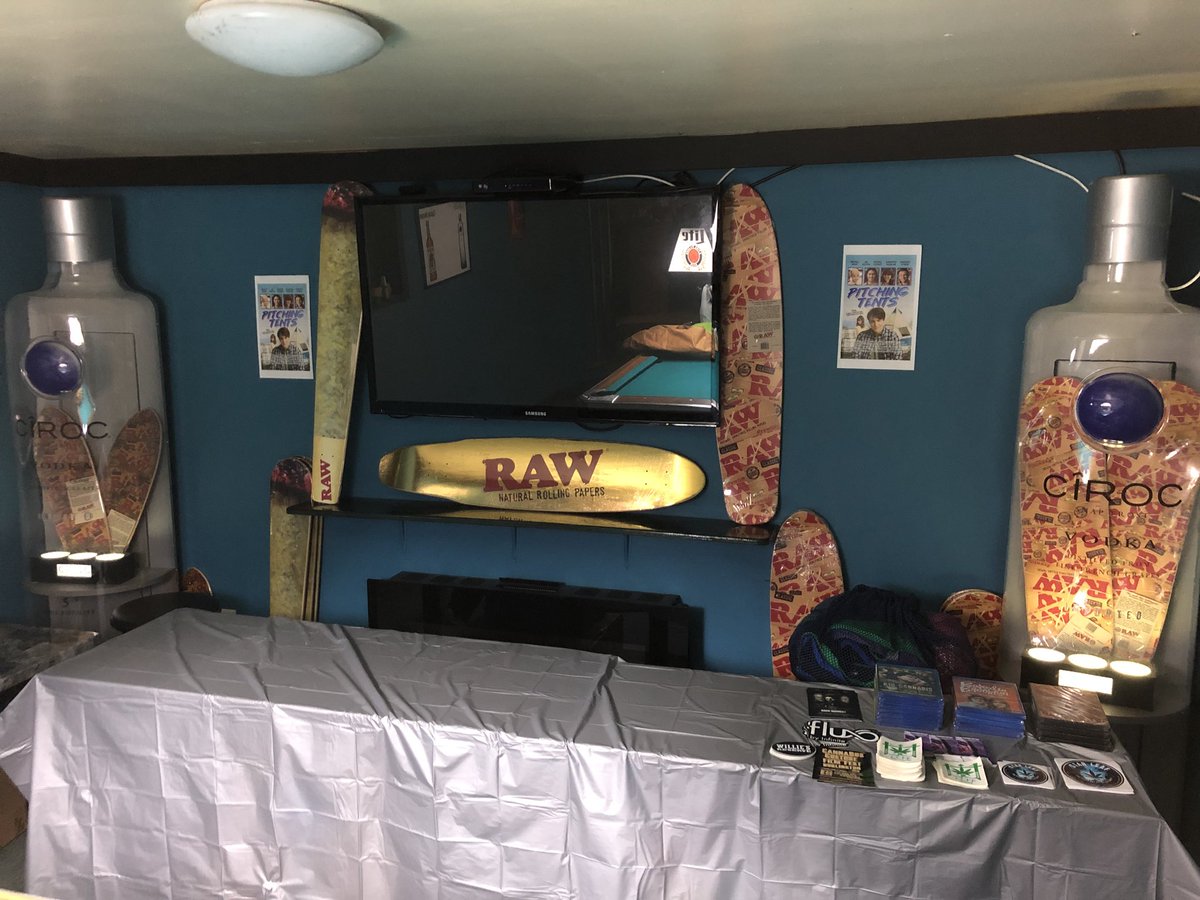 DNCsBazaar's tweet photo. VIP’s will start entering in minutes! Sponsors are behind the scenes! #Happy420 #BurlingtonVermont420 #CannabusCultureFilmFest #DNCsBazaar #Hemp #THC #TheHempCollective #GoingGOingGONE https://t.co/85C0l352gT