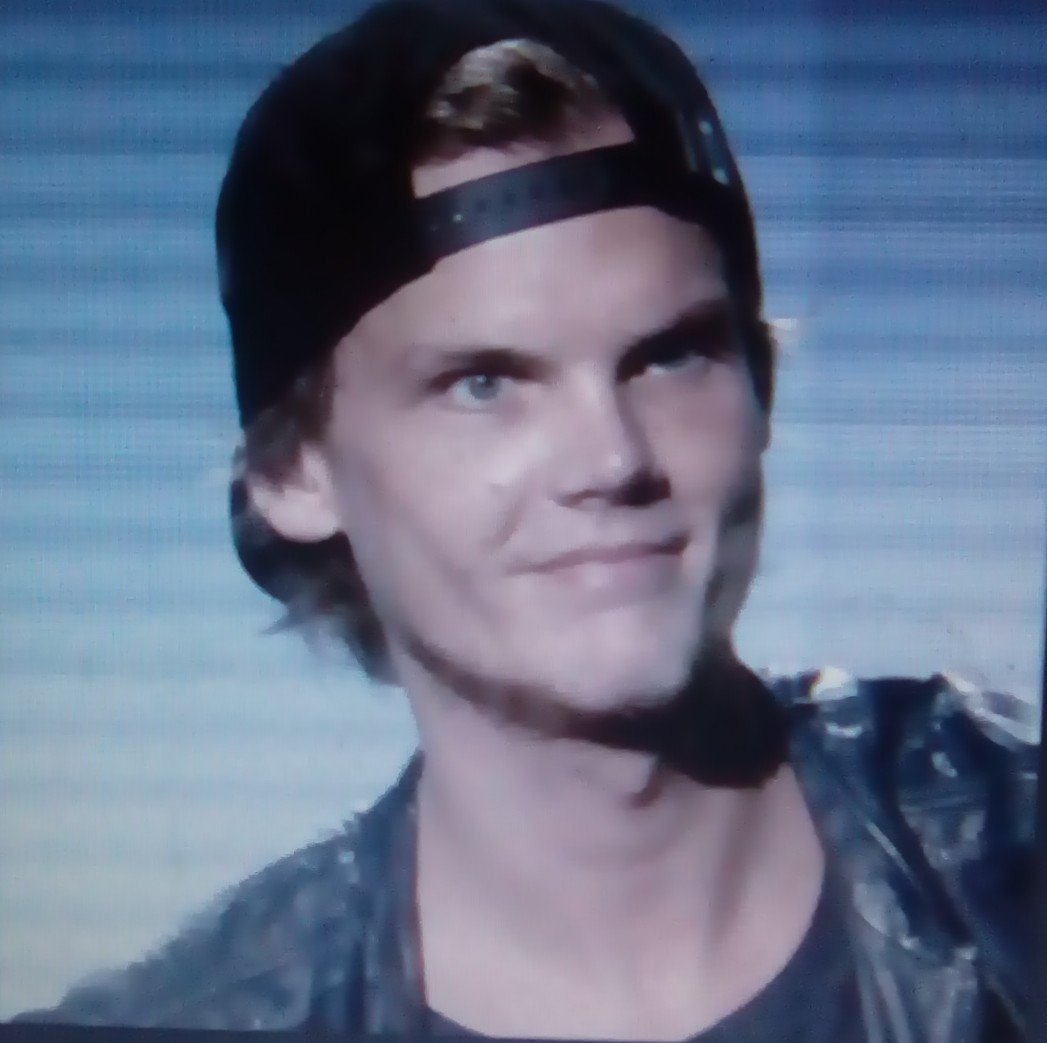 cleir_r's tweet photo. #RipAvicii gostaria de poder permanecer jovem assim p/a sempre,sem medo de fechar meus olhos,a vida é um jogo feito p/a todos.(wake me up)ou seja''me acorde" https://t.co/1UfkPrni05