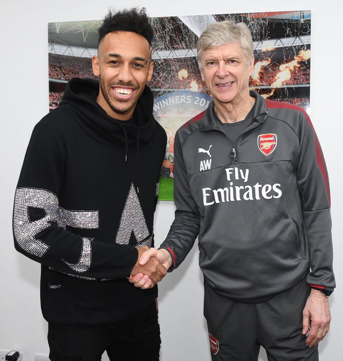 Auba's tweet photo. Im you’re last signing but since I’m here I’m proud to be your player Boss thanks for everything #merciarsene #legend https://t.co/1SR7q4qKTA