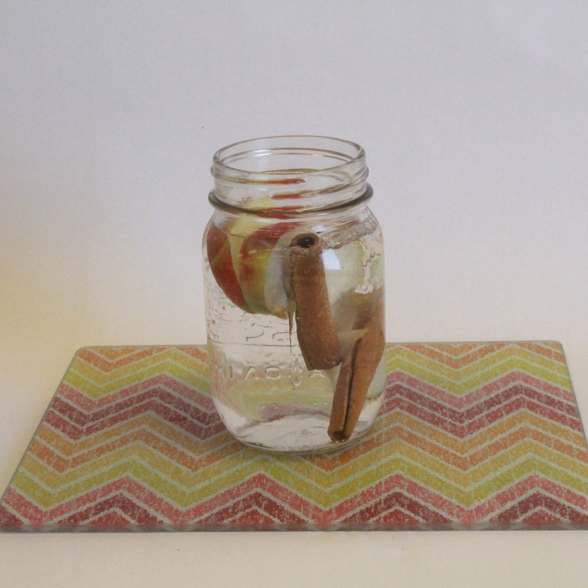 HeartandStroke's tweet photo. Apple and cinnamon, basil and cucumber, lemon, mint and blueberries! These water infusions have no added sugar. Try making them this week #CountYourCubes https://t.co/1TRlejvdha