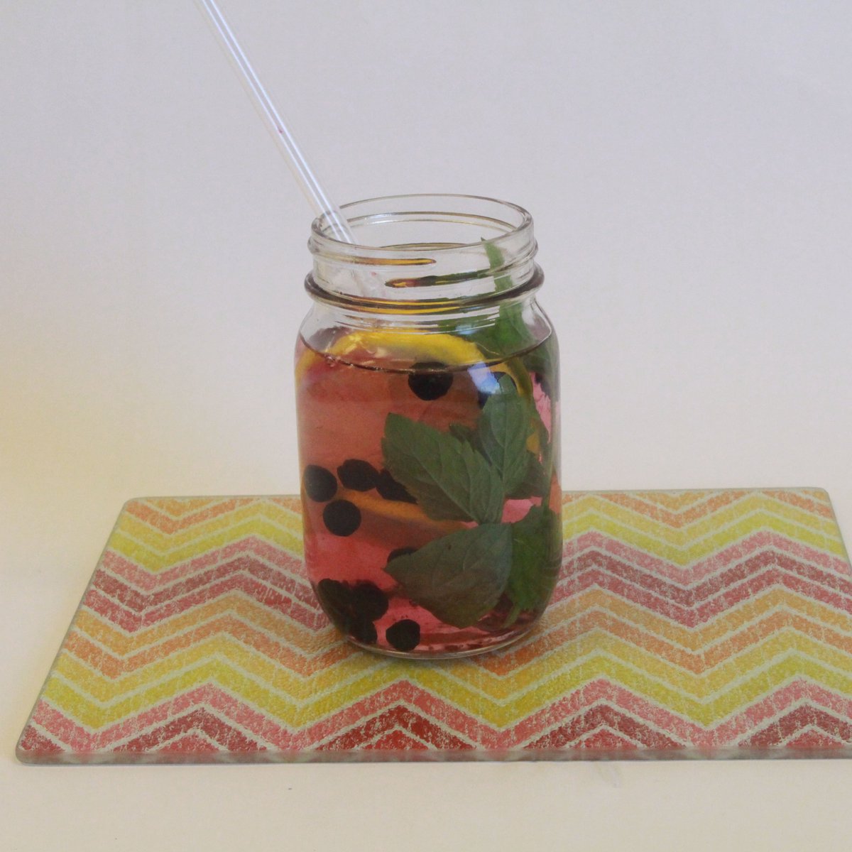 HeartandStroke's tweet photo. Apple and cinnamon, basil and cucumber, lemon, mint and blueberries! These water infusions have no added sugar. Try making them this week #CountYourCubes https://t.co/1TRlejvdha