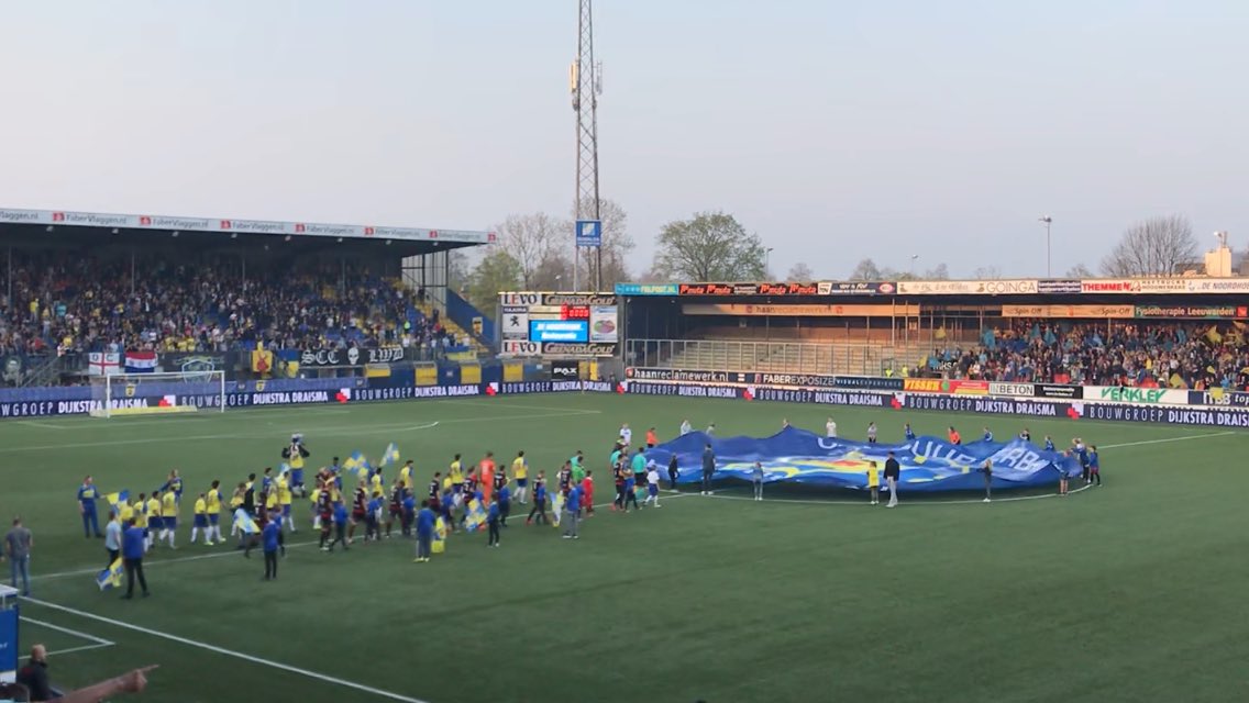 Opening Cambuur met Wiarda-leerlingen die de vlag mogen dragen! En Gerriet de aftrap met Barto voor Ûnder de Toer Heilige Hert. #trotsejuffen! <a href="/GoutumD/">DorpsbelangGoutum</a>  <a href="/skoftenskiep/">SKOFT&SKIEP</a>