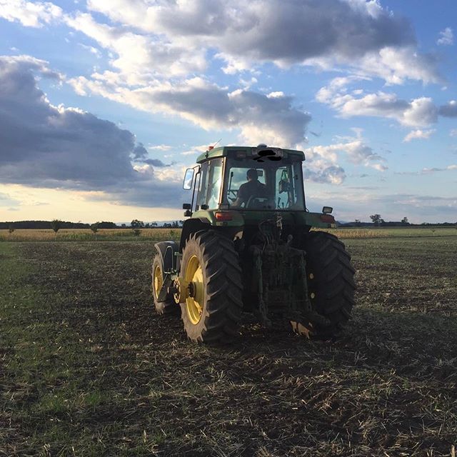 ptx_trimble's tweet photo. An office with a view! This great photo comes from Trimble reseller, Agromatic. The operator is using the Autopilot steering system & a RTK base station on their Hungary-based farm. #Trimbleondisplay #Trimbleagworld https://t.co/Y3s2ZpEhj0 https://t.co/84R16g5ytq