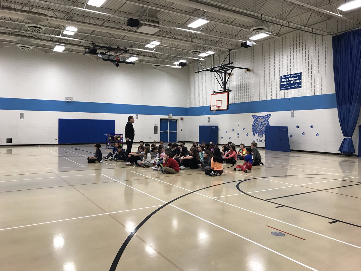 MrHanrahan96's tweet photo. Mr. Spangler teaching us how to throw. #futurepitchers #futureqbs #inspire96 https://t.co/b085bATY6X