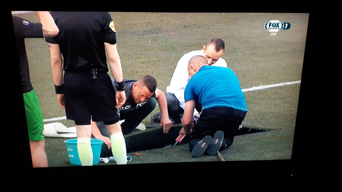 SjoerdRobijn's tweet photo. FC Den Bosch - Emmen: Waar is die bal nou? 😁 https://t.co/pDzLBEF8jL